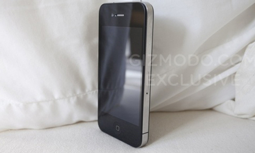 Người “giải mật” iPhone lạ bị cảnh sát khám nhà