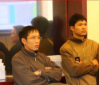 “Cân đong” nhà đầu tư cá nhân và tổ chức