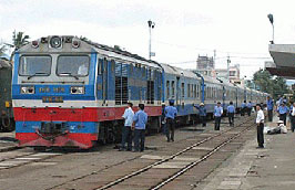 Hàng loạt chuyến tàu Bắc - Nam bị huỷ vì lũ lụt