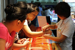 Kinh tế 24h qua: Nhà đầu tư tháo chạy