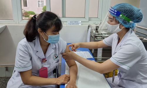 Hà Nội đã tiêm vaccine Covid-19 cho gần 7.000 người, có 12 ca phản vệ nặng