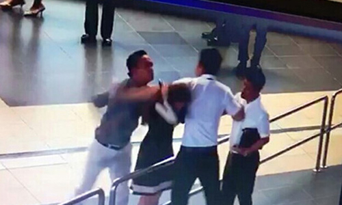 “Cấm bay” hai khách nam hành hung nữ nhân viên hàng không