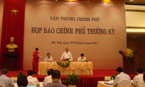 Giảm mục tiêu tăng trưởng, nới chỉ tiêu lạm phát