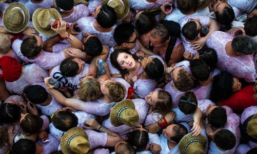 Dân số thế giới tăng lên gần 8 tỷ người, ngày càng già hoá 