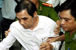 Khởi tố tội nhận hối lộ với ông Huỳnh Ngọc Sỹ