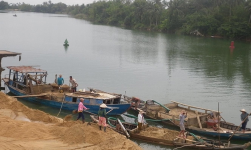 Buông lỏng quản lý, bùng phát khai thác cát trái phép