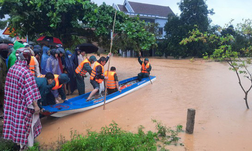 Nhiều doanh nghiệp trữ hàng thiết yếu phòng lũ ở miền Trung