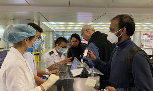 Một người nước ngoài và 2 người Việt nhập cảnh nhiễm Covid-19