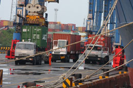 Thủ tướng chỉ đạo kiềm chế nhập siêu