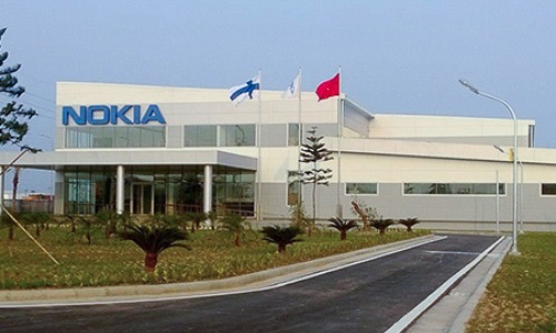 Microsoft bán nhà máy sản xuất điện thoại cho Foxconn