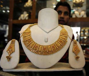 Giá vàng nóng lên, giá USD “chợ đen” tăng nhiệt