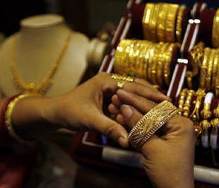 Giá vàng phục hồi, giá dầu lao dốc, USD hạ nhiệt