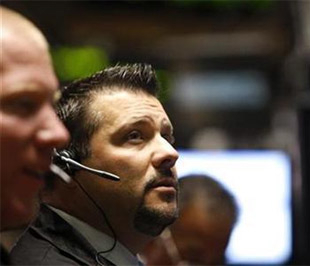 Sức nóng mùa cổ tức “nhấn chìm” Phố Wall 