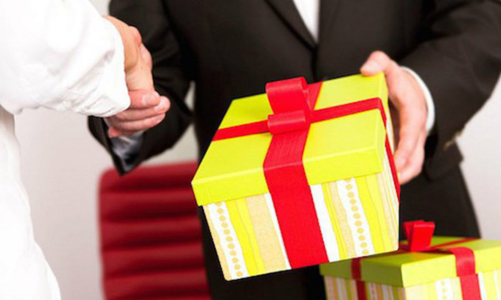 Ban Bí thư: Cấm biếu, tặng quà Tết lãnh đạo các cấp