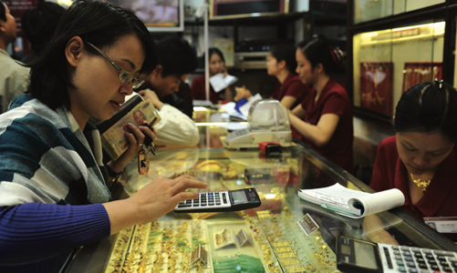 Ai đang điều tiết giá vàng trong nước? 