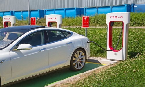 Doanh thu tăng gấp đôi, xe điện Tesla vẫn lỗ lớn
