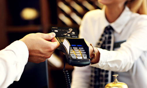 Tấp nập chuyển đổi thẻ từ sang thẻ chip 