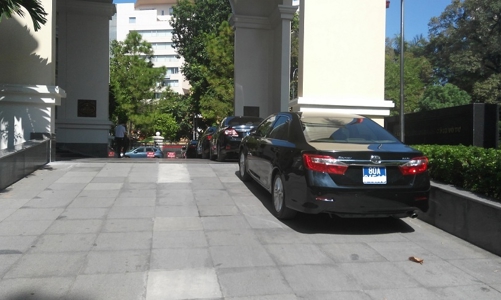 Ngày đầu khoán xe công: Thứ trưởng bắt taxi, Chủ tịch “quá giang” con gái