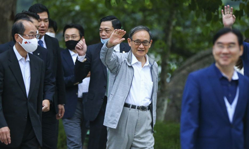 Chùm ảnh Thủ tướng Nhật dạo bộ quanh Hồ Hoàn Kiếm