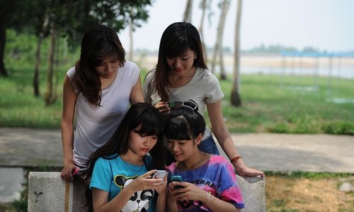 Thuê bao điện thoại tiếp tục “giật lùi”