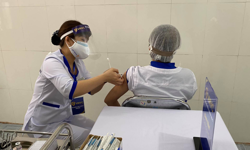 Gần 1.000 người được tiêm vaccine Covid-19 sau 3 ngày