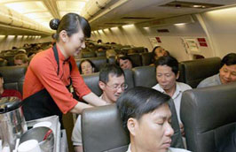 Jetstar Pacific vận chuyển mai đào với giá từ 200.000 đồng/bó