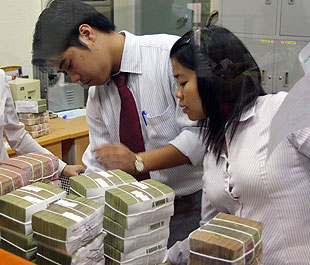 Dồn dập giảm lãi suất