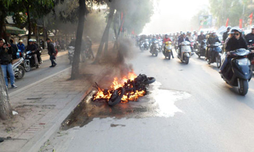 Cháy nổ xe máy và câu chuyện trách nhiệm