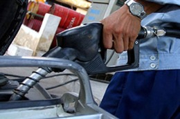 Giá xăng dầu trong nước vẫn khó giảm