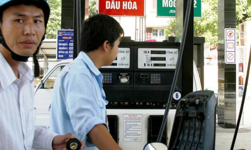 Giá xăng trong nước bất ngờ tăng vọt