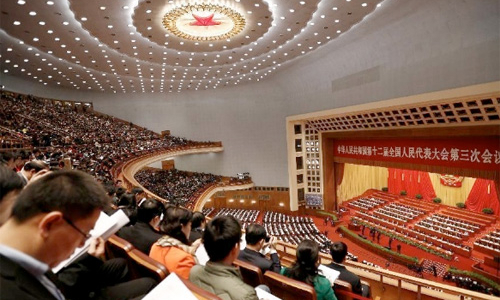 Nghị sỹ Trung Quốc không dám hút thuốc, ngủ gật