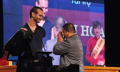 “Không đợi kinh tế phục hồi mới chìa tay giúp nhau”