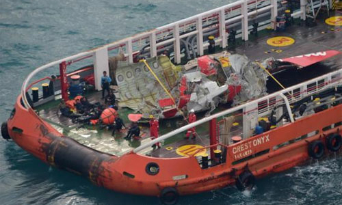 Indonesia trục vớt đuôi máy bay AirAsia, chưa thấy hộp đen