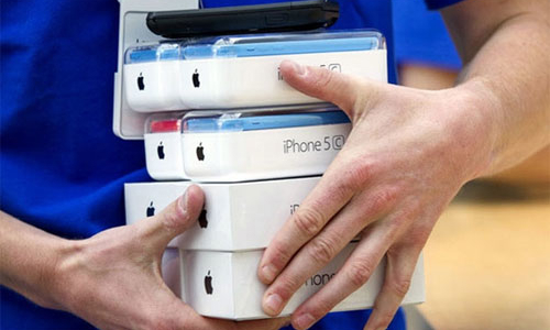 Apple tạm ngừng bán hàng ở Nga vì Rúp mất giá quá mạnh