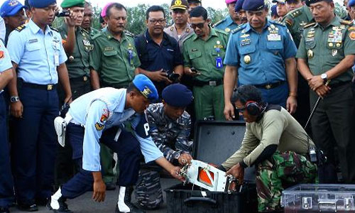 Máy bay AirAsia có thể đã nổ trước khi rơi xuống biển