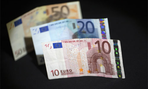 Vì sao Euro rớt giá mạnh so với USD?