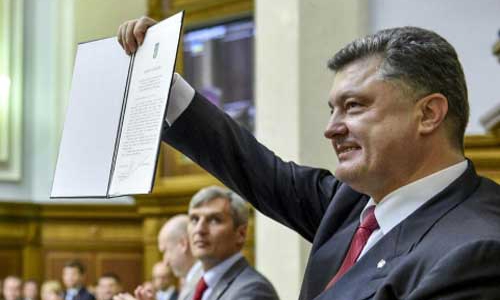Ukraine chính thức ngả theo châu Âu