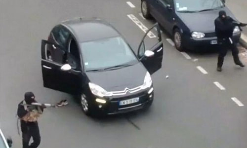 Một nghi phạm tấn công tòa soạn báo Pháp ra đầu thú