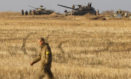 Ukraine rút vũ khí hạng nặng khỏi miền Đông