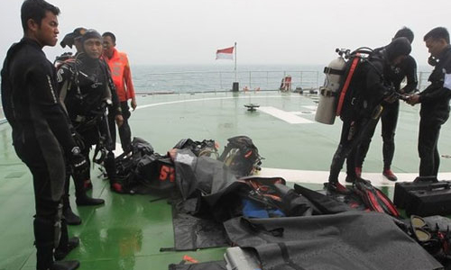 Tìm được vật thể nghi là đuôi máy bay AirAsia