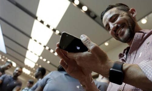 Apple lập kỷ lục doanh số với iPhone 6S và 6S Plus