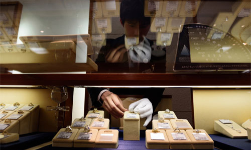 Người Nhật ồ ạt mang kim cương đi bán