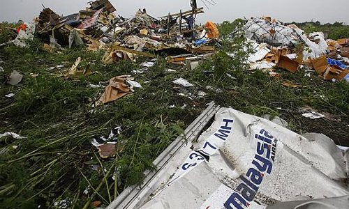 Mảnh vỡ nghi của tên lửa Nga ở hiện trường vụ MH17