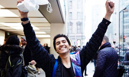 Xếp hàng dài trong mưa lạnh chờ mua iPhone 6S