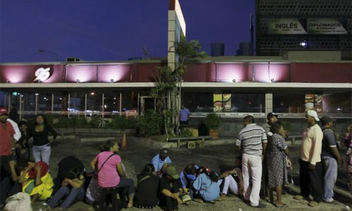 Dân Venezuela xếp hàng thâu đêm mua thực phẩm
