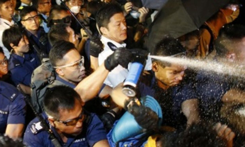 Người biểu tình Hồng Kông đụng độ cảnh sát