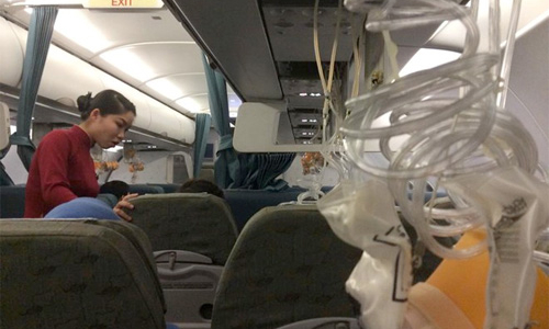 Máy bay Vietnam Airlines hạ cánh khẩn cấp xuống Nội Bài