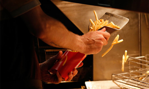 Khoảng cách thu nhập sếp - nhân viên tại Mỹ