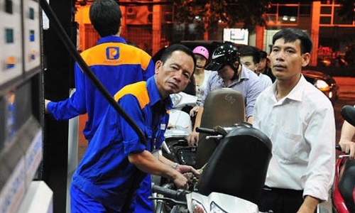 Giá xăng xuống kỷ lục trong lần giảm thứ 12