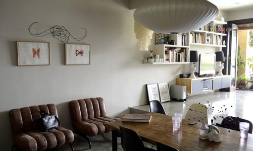 Căn hộ nhỏ phong cách với decal dán tường